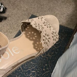 Lady’s size 9 taupe wedge’s.